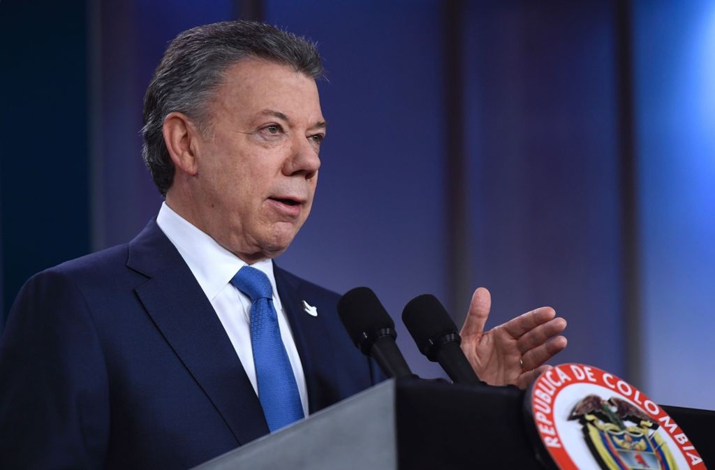Der kolumbianische Präsident Juan Manuel Santos erhält in diesem den Friedensnobelpreis Der 65-Jährige wird damit für seine Bemühungen um Frieden mit den linken Farc-Rebellen in seinem Land ausgezeichnet.