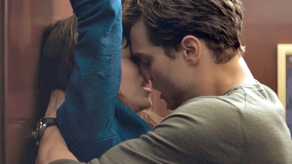 Fast zwei Jahre nach dem ersten Film wurde nun der Trailer für die Fortsetzung von „Fifty Shades of Grey“ veröffentlicht. Was erwartet uns im zweiten Teil der Erotik-Trilogie, wer ist neu dabei und wann kommt der dritte Teil?