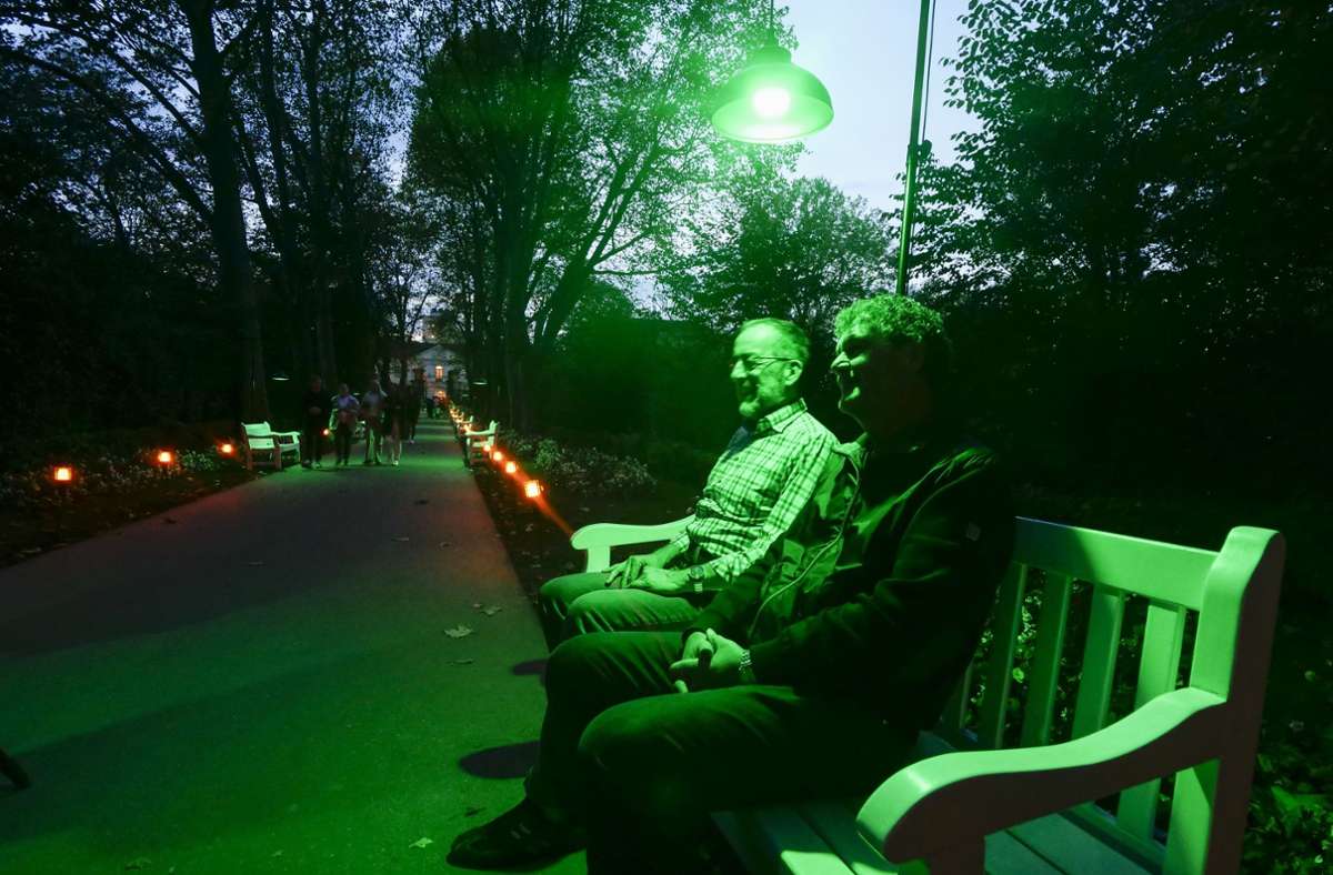 Blüba-Chef Volker Kugel (links) und Flash-Art-Geschäftsführer Markus Katterle sitzen auf einer der beleuchteten Bänke schon mal Probe.