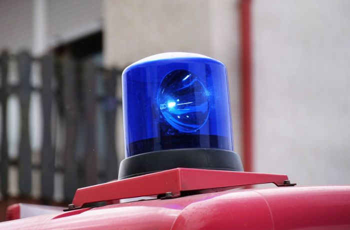 Karlsruhe: Betrunkener stürzt von Dach –  Feuerwehr rettet Begleiter