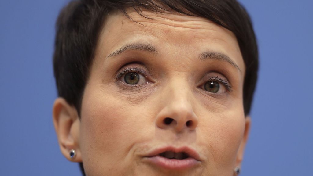  AfD-Politikerin Frauke Petry hat eine Internet-Domain mit dem Namen „dieblauen.de“ auf ihren Namen zugelassen. Die Gerüchte um eine mögliche Partei-Neugründung bekommen dadurch weiter Nahrung. 