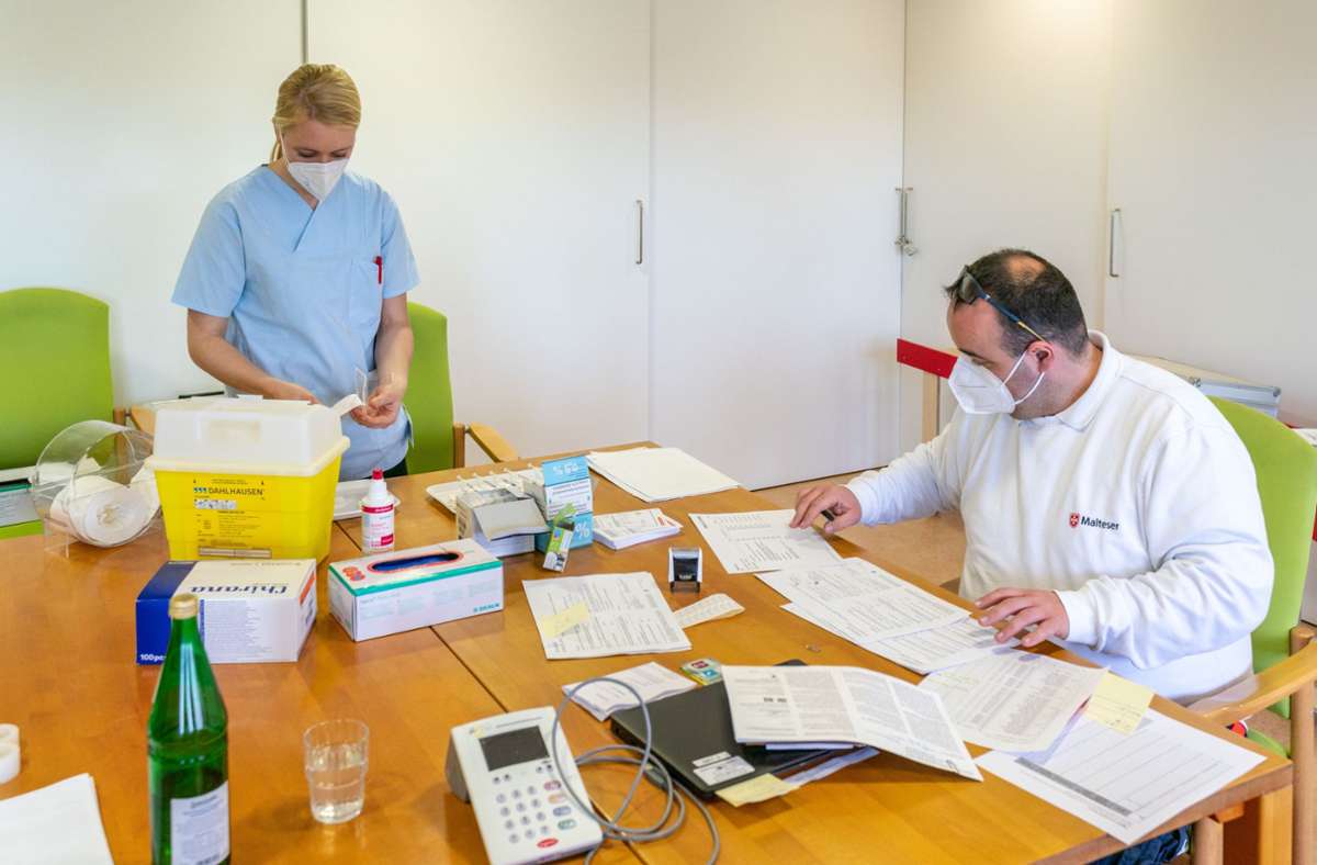Lena Pauli, medizinische Fachangestellte, und Ilhan Ayadin von den Maltesern bereiten die Impfung im Ludwigsburger Gerok- und Geschwister-Cluss-Heim vor.