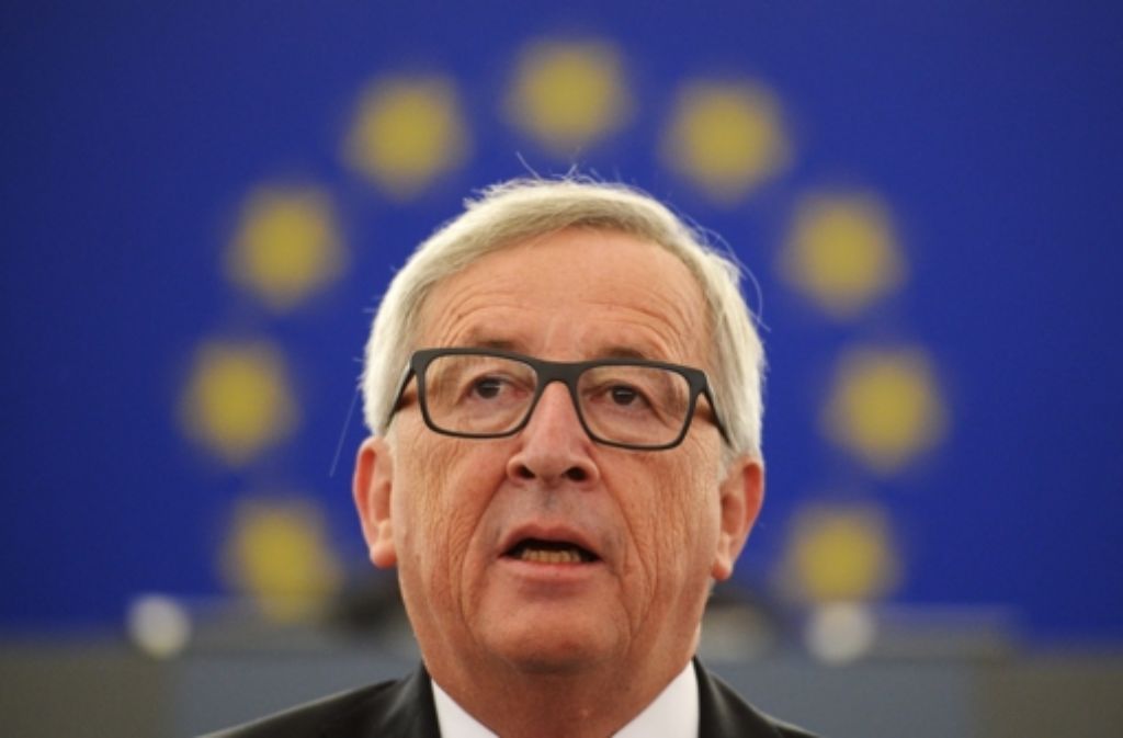 EU-Kommissionspräsident Jean-Claude Juncker: „Er war ein Freund, der mir, ebenso wie Europa, fehlen wird“. Schmidts enger Freundschaft mit dem französischen Staatspräsidenten Valéry Giscard d’Estaing sei es zu verdanken, dass sich die Beziehungen zwischen Deutschland und Frankreich vertieft hätten. Auch die Weichen für den Euro seien dadurch gestellt worden. „Ein besonderer Mut hat Helmut Schmidt ausgezeichnet: der Mut, in die Zukunft zu denken“, schrieb Juncker. „Er ist mit mehr Leidenschaft als viele andere für das Zusammenwachsen des Kontinents eingetreten, auch weil er immer verstanden hat, dass wir zusammenhalten müssen, wenn wir in der Welt eine Rolle spielen wollen.“