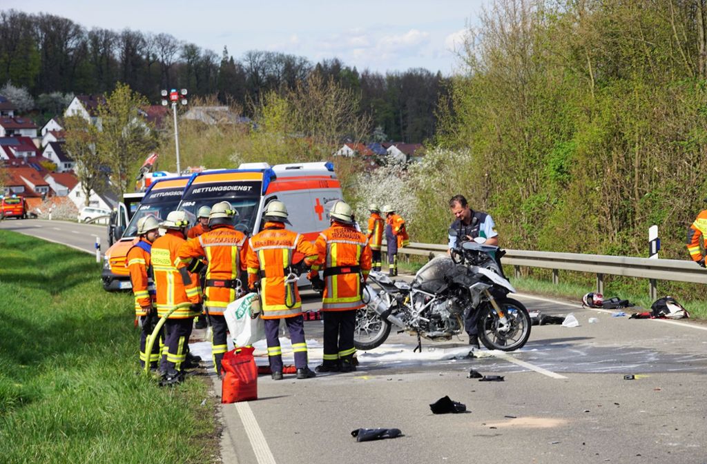 Bei einem schweren Unfall auf der Kreisstraße zwischen Kohlberg und Frickenhausen-Tischardt ist am Samstag eine Motorradfahrer lebensgefährlich verletzt worden.
