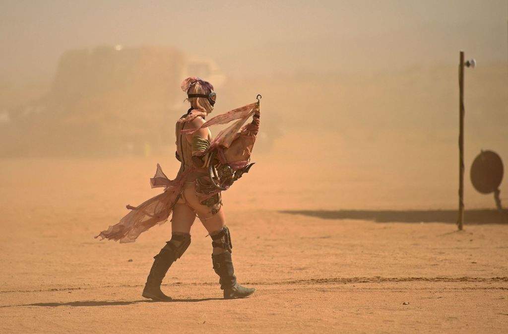 Der rostbraune Wüstensand soll das Gefühl der Teilnehmer verstärken, Teil einer postapokalyptischen Welt zu sein.
