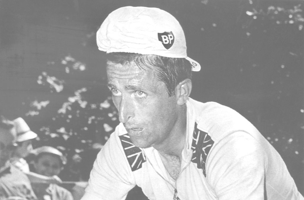 Der erste Dopingtest bei der Tour de France fand am 28. Juni 1966 in Bordeaux statt. Ärzte kontrollierten mehrere Fahrer auf Einstiche von Injektionsnadeln und nahmen Urinproben. Es kam zu einer Protestaktion der Teilnehmer, die Fahrer schoben auf den ersten Metern der Etappe ihre Räder. Ein Jahr später war das erste Doping-Todesopfer der Tour zu beklagen: Tom Simpson (Bild) starb während der Etappe auf den Mont Ventoux nach Einnahme von Amphetamin und Alkohol.