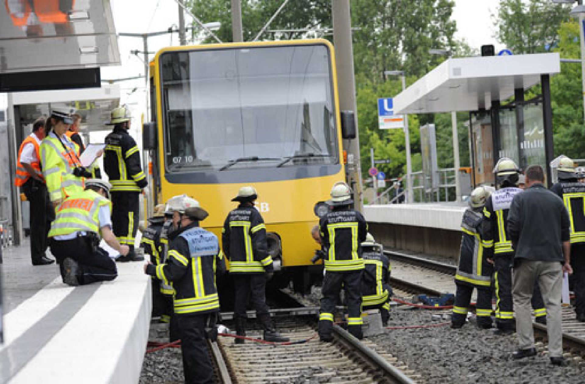 fotostrecke-schozacher-stra-e-einfahrende-bahn-der-u7-erfasst-mann