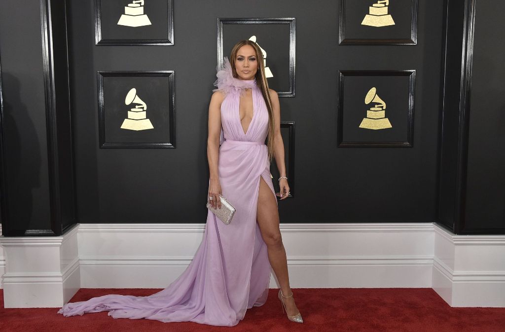 Raffiniert drapierte Schlaufenschals in Flieder kaschieren das Nötigste von Jennifer Lopez’ Oberkörper. Ein fedriges Halsteil rundet das Outfit ab.