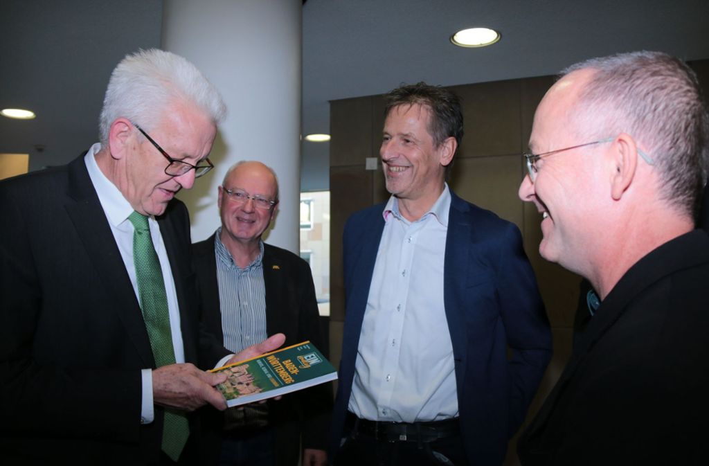 Minsterpräsident Winfried Kretschmann, MdL Manfred Kern, die Autoren Uwe Bogen und Matthias Kehle (von links) bei der Buchvorstellung.