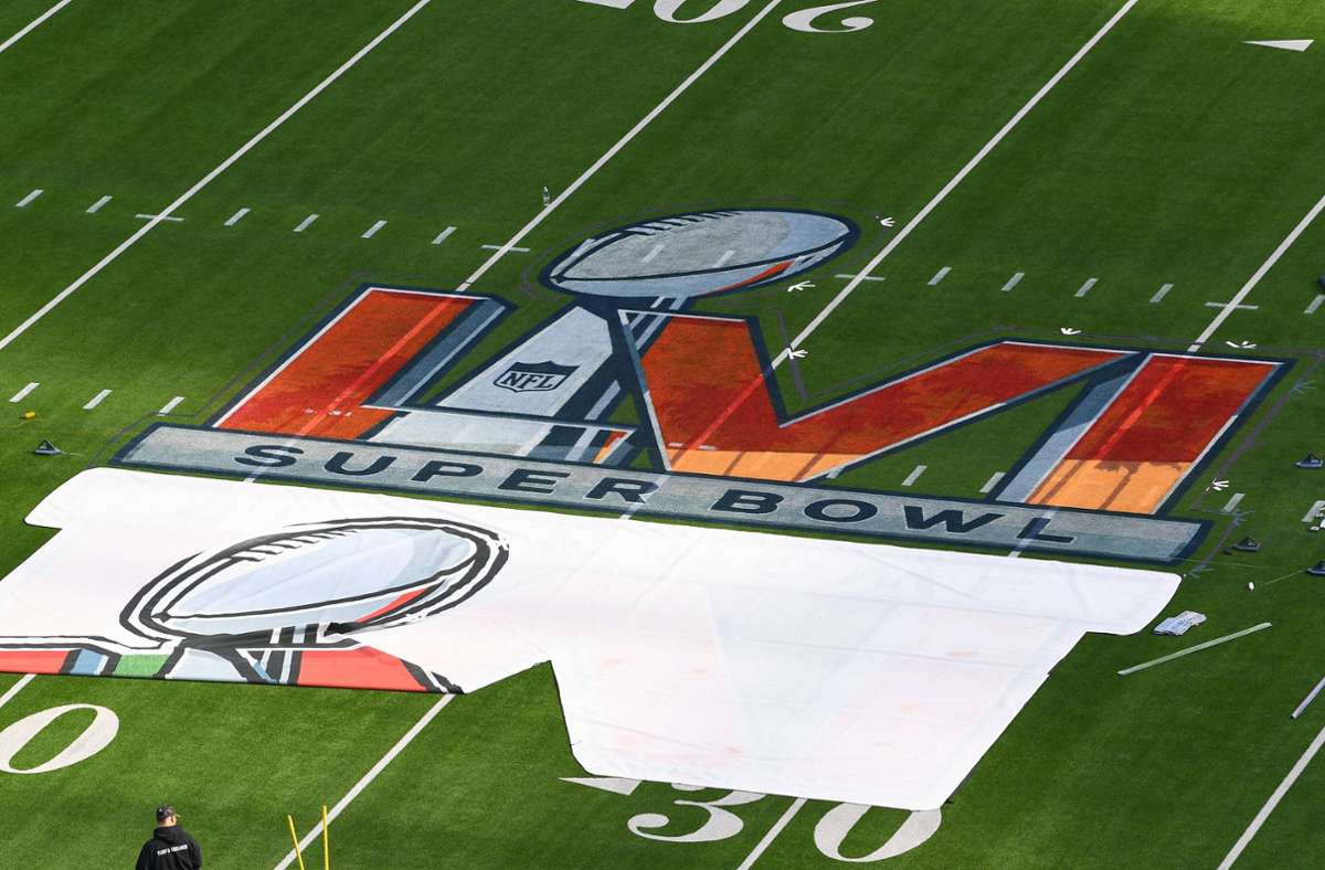 Der 56. Super Bowl findet im kalifornischen Inglewood im Heimstadion der Los Angeles Rams statt – wo das Spielfeld bereits optisch vorbereitet wird.