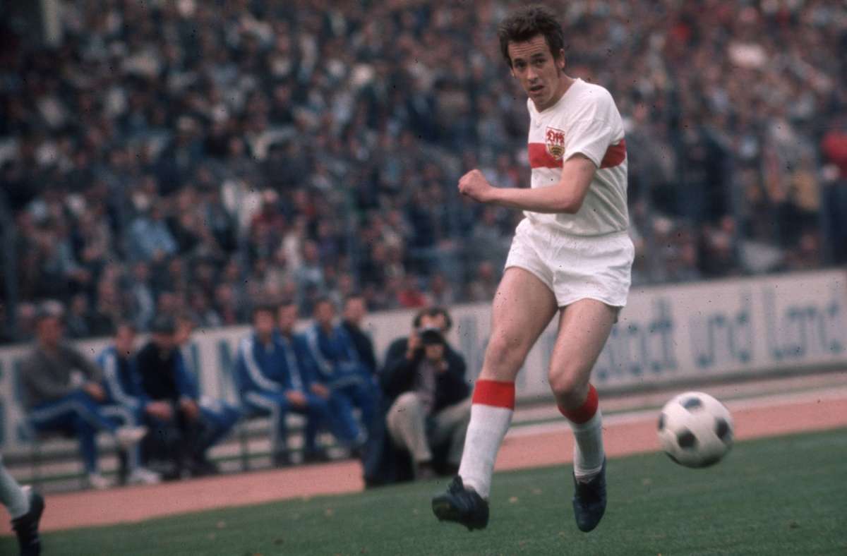 Im September 1970 spielt der 1. FC Köln gegen VfB Stuttgart, dessen Spieler Günter Eisele in seinem eng anliegenden Leibchen eine gute Figur macht.