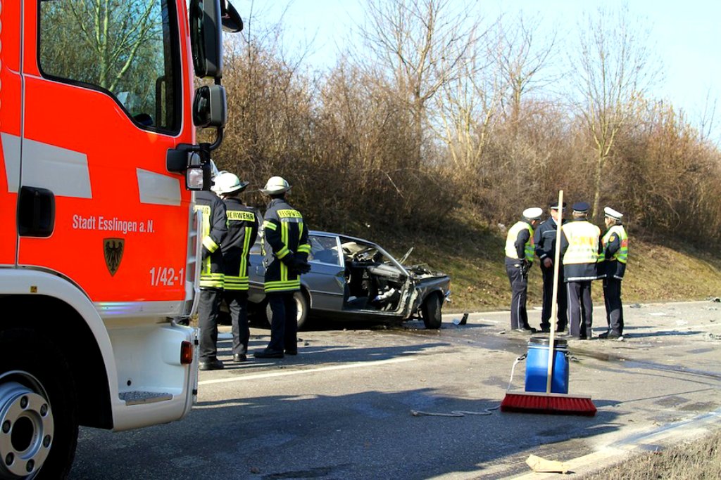 Bei einem Verkehrsunfall in Nellingen starb ein 69-jähriger Mann.
