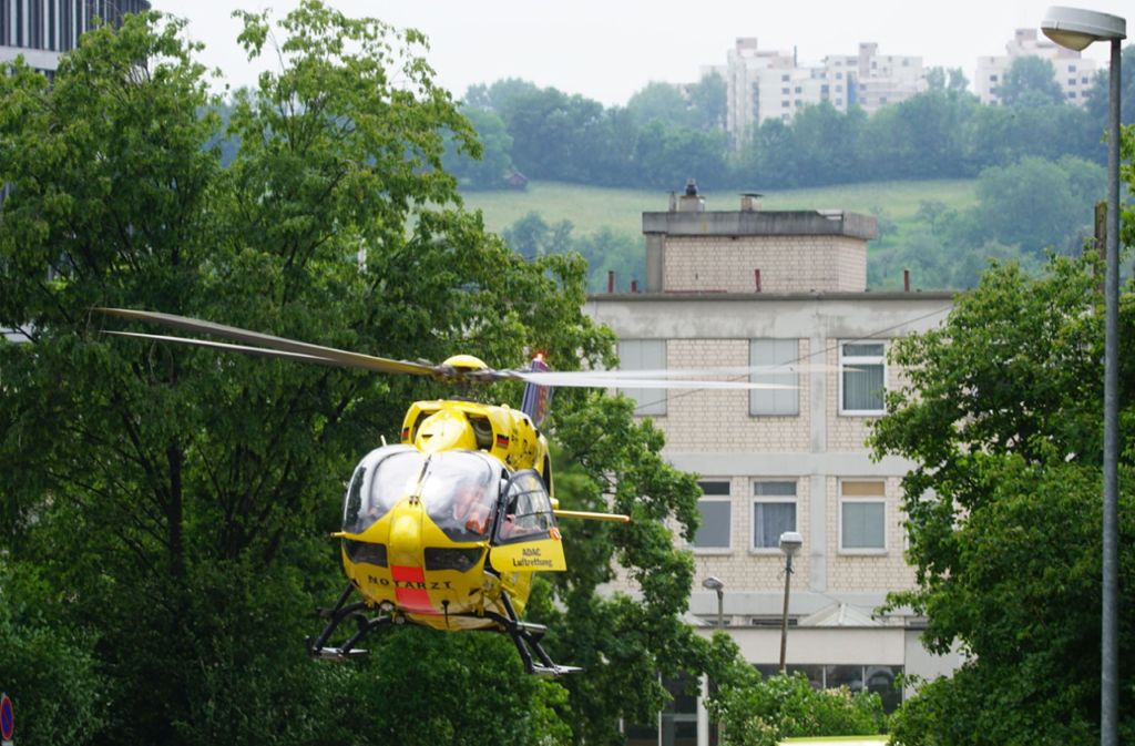Der Rettungsdienst brachte den Verletzten mit dem Hubschrauber in eine Klinik.