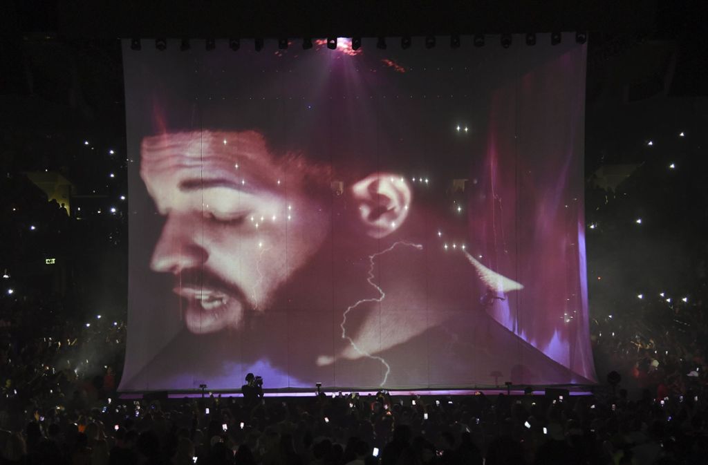 Auch hier überlebensgroß: Drake auf der Leinwand bei einem Konzert im Staples Center von Los Angeles am 12. Oktober 2018 Foto: dpa