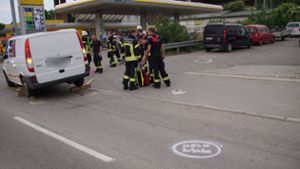 Stuttgart-Untertürkheim: Fahrradfahrer gerät unter Transporter –  lebensgefährlich verletzt