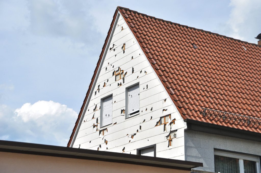 Annähernd drei Wochen nach dem verheerenden Hagelsturm, der Ende Juli vor allem im Landkreis Reutlingen gewütet hatte, haben die dortigen Handwerkerbetriebe immer noch Hochkonjunktur.