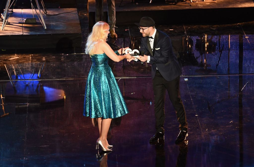 Moderatorin Barbara Schöneberger übergibt den Award an Sänger Mark Foster.