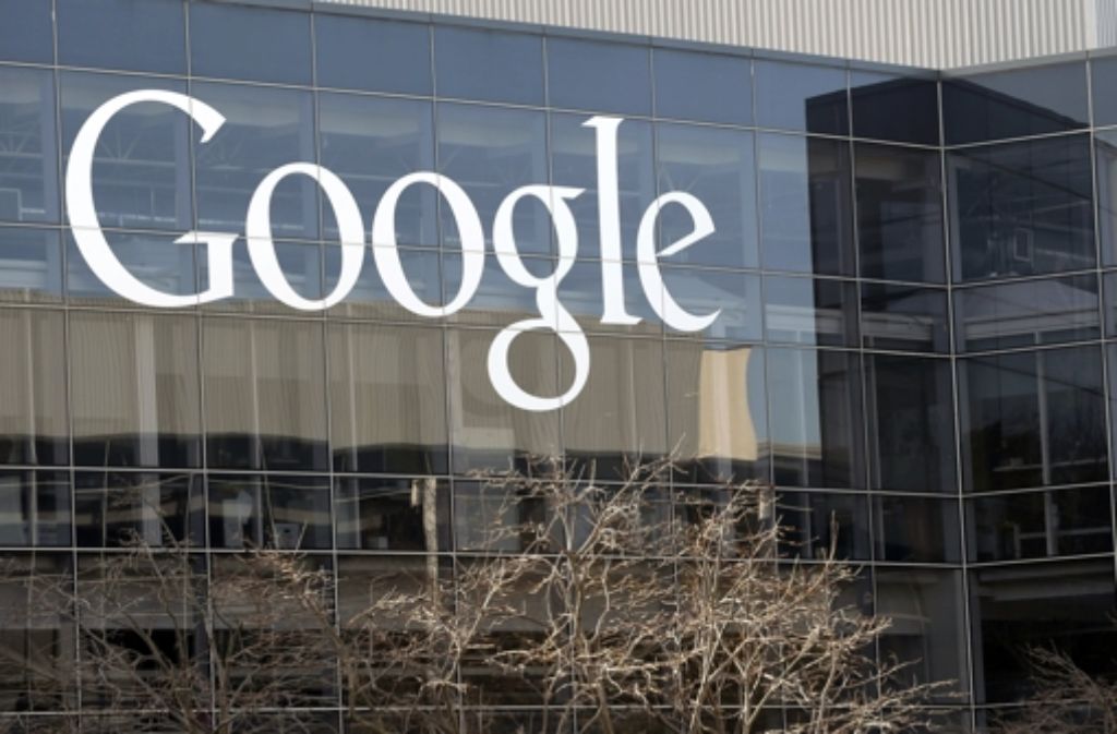 2015: Page kündigt die Schaffung einer neuen Holding namens Alphabet an, in die Googles Kerngeschäft und getrennt geführte Unternehmen eingegliedert werden sollen.