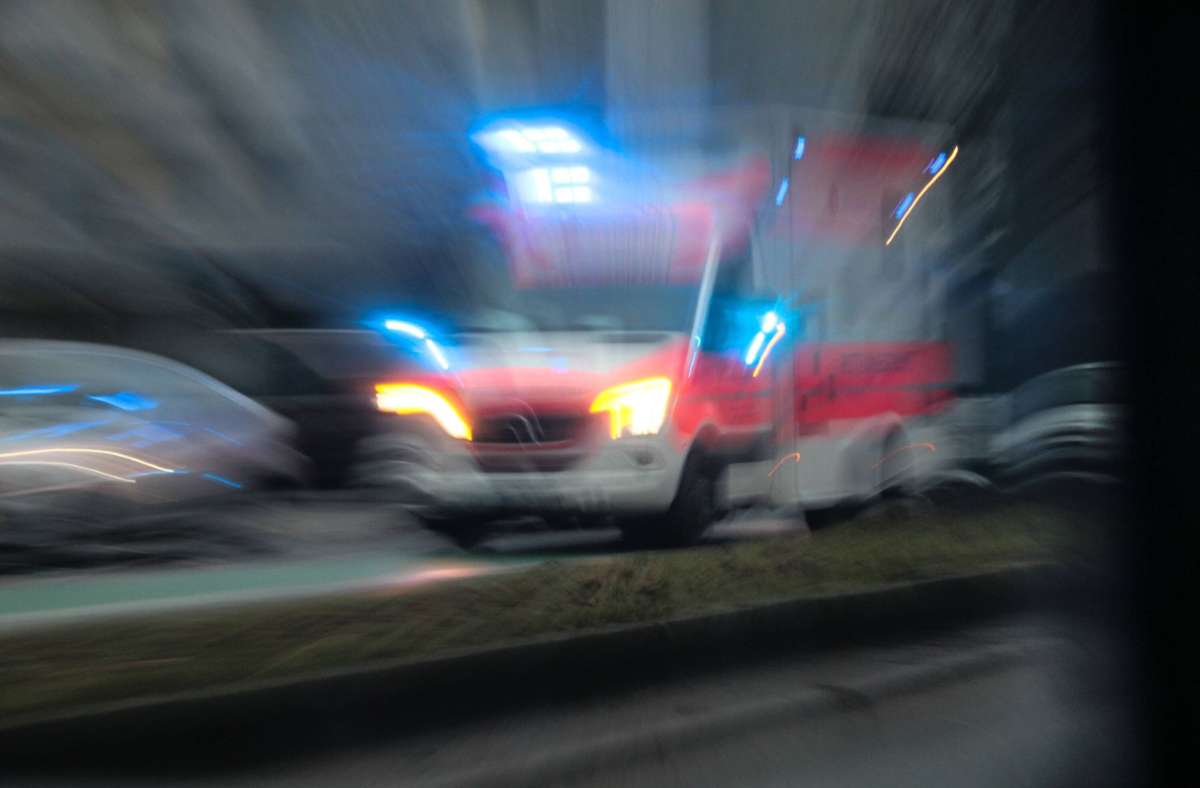Der Junge lief zunächst nach Hause und wurde dann mit einem Krankenwagen in eine Klinik gebracht (Symbolfoto). Foto: IMAGO/Rolf Kremming/IMAGO/rolf kremming