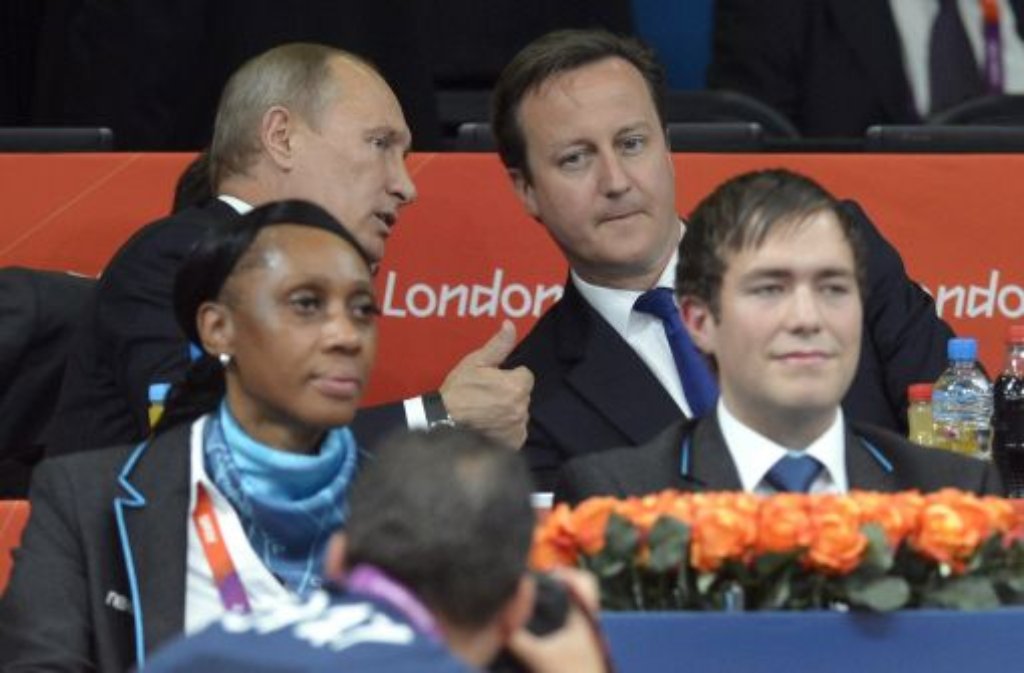 Premierminister David Cameron (hinten, rechts.) und Russlands Präsident Wladimir Putin (hinten, links) unterhalten sich beim Judo angeregt auf der Tribüne.