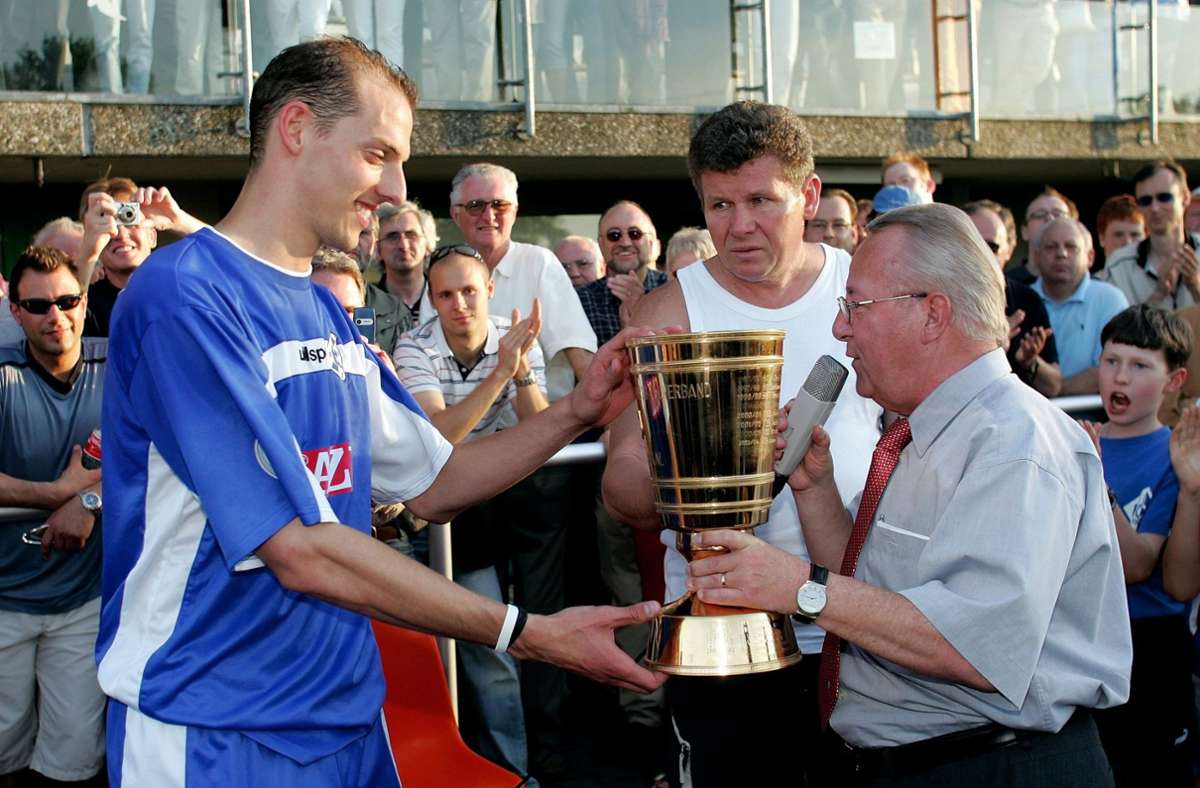 Kickers-Kapitän Oliver Barth nimmt den Pokal entgegen. Zuletzt arbeitete der frühere Defensivspieler unter Damir Buric als Co-Trainer in Österreich bei Admira Wacker Mödling.