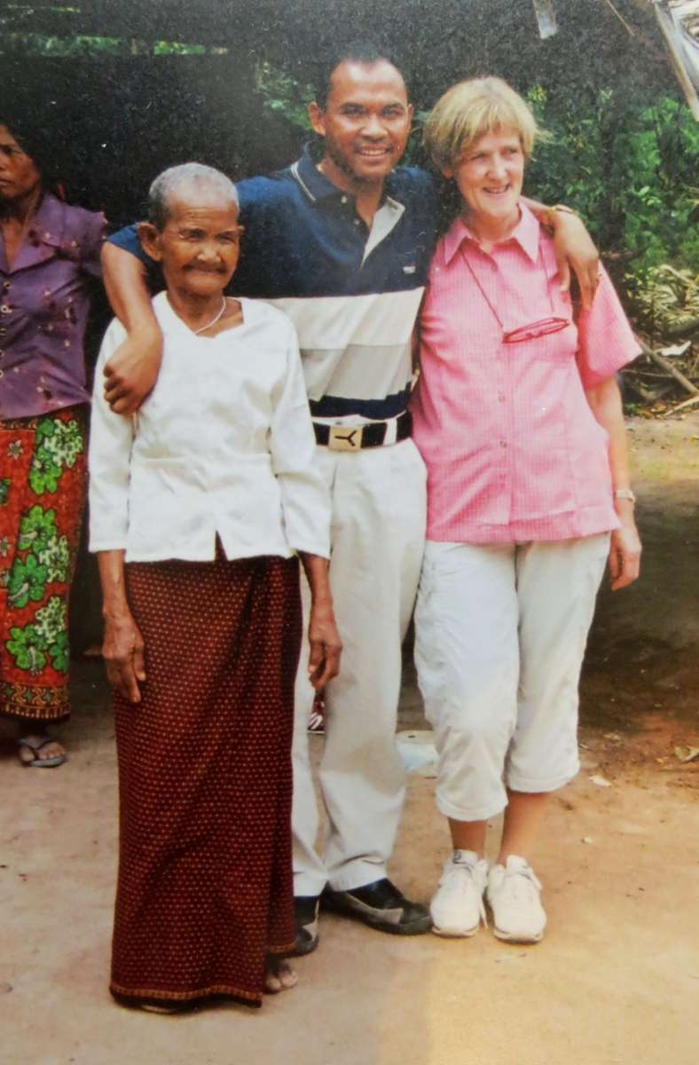 Vath Kuth mit seiner leiblichen Mutter Touch und seiner Pflegemutter Dora Schultheiß 2004 in seinem Heimatdorf