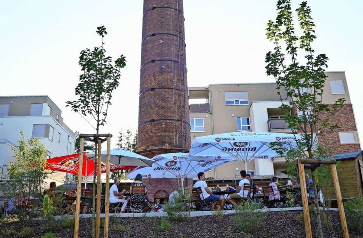 Im Tälesbräu-Biergarten in Weissach sitzt man im Schatten eines stillgelegten Fabrikschornsteins.