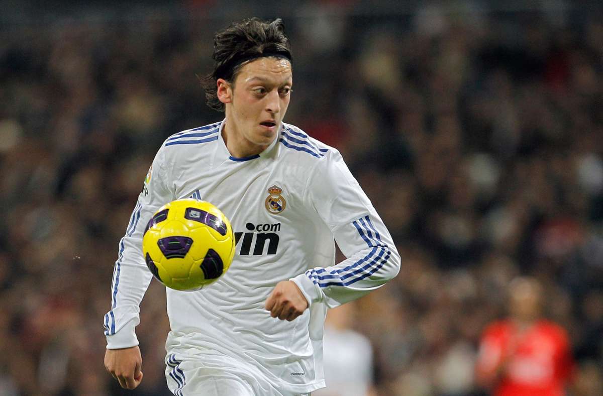 Mesut Özil spielte von 2010 bis 2013 für Real Madrid und machte in 105 Partien 19 Tore. Er stand in dieser Zeit mit Sami Khedira bei den Madrilenen auf dem Platz. Heute spielt der Mittelfeldspieler beim FC Arsenal – und das schon seit sieben Jahren.