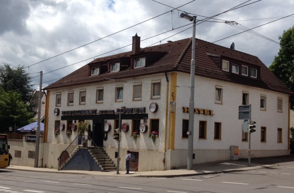 Schräg gegenüber der Endhaltestelle ist in einem der ältesten Gebäude des Ortes das Gasthaus „Zum Löwen“.