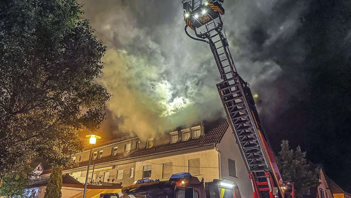 Blitzeinschlag in Renningen: Dachstuhl brennt lichterloh
