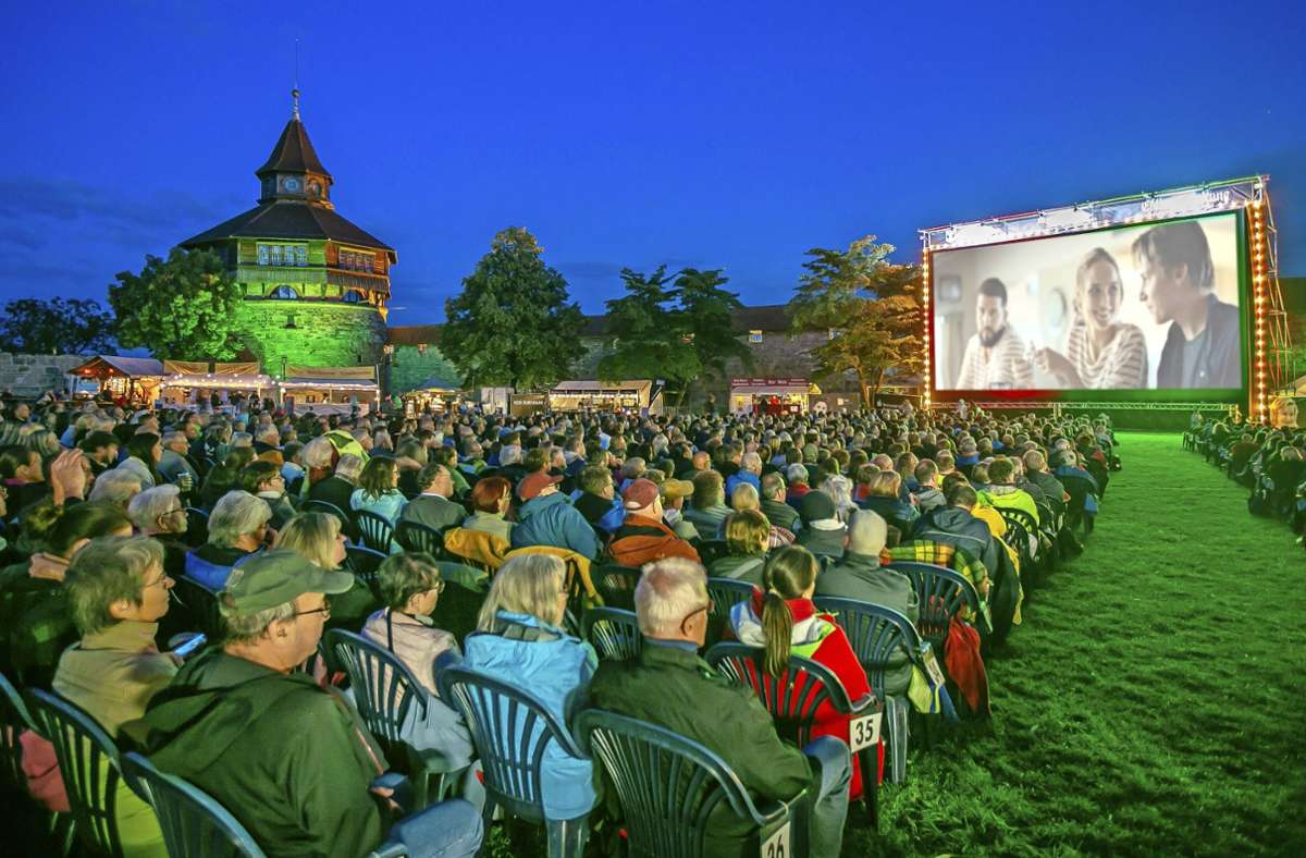 Vergnügliche Stunden im Filmpalast unter dem Sternenzelt: Der erste Abend im Kino auf der Burg war am Mittwoch ehrenamtlich Engagierten vorbehalten.