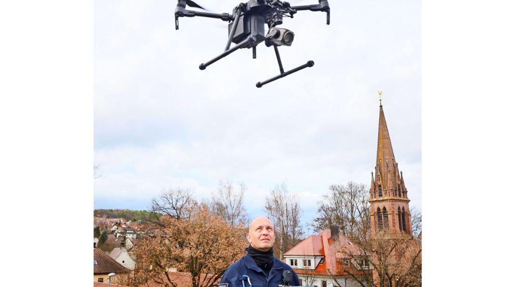  Die Polizei setzt beim Fasnetsumzug zum ersten Mal eine Drohne ein. Gert Schmidt ist dafür aus Göppingen angereist. 