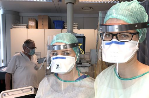 Ärztin Meike Krempel (rechts) und  Krankenpflegerin Jacqueline Maqué aus der Anästhesie haben das neue Gesichtsschild im Klinikum Stuttgart getestet. Foto: Klinikum Stuttgart