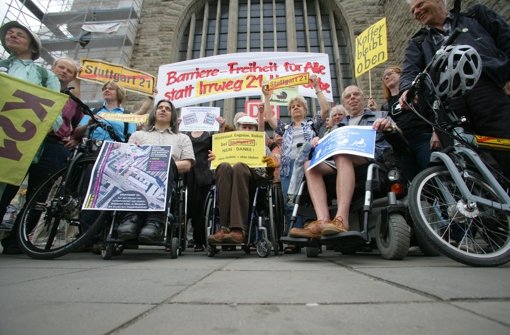 Vor dem Bahnhof haben Rollstuhlfahrer demonstriert. Foto: Achim Zweygarth