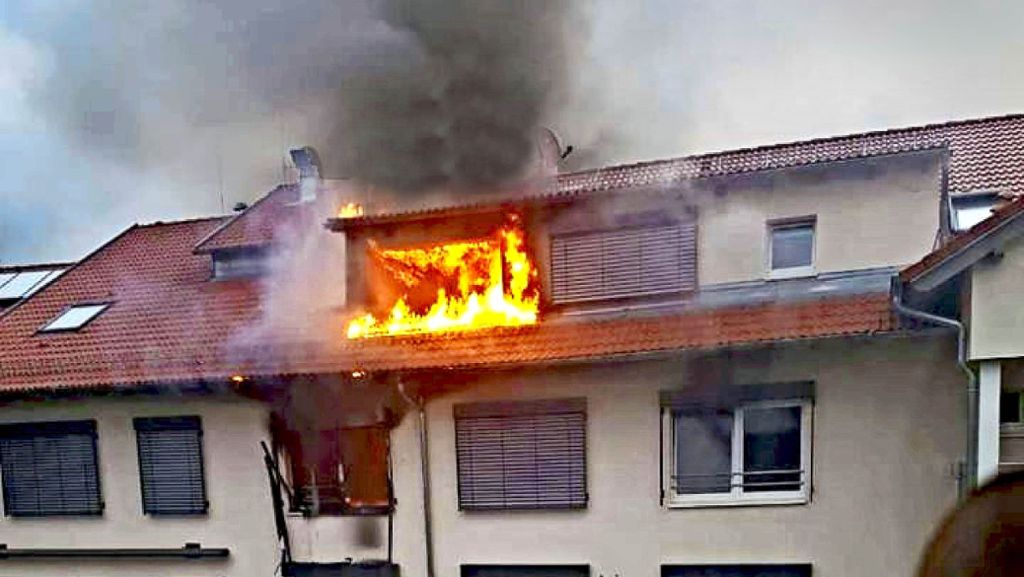  Nach dem Brand in einem Alten- und Pflegeheim in Frickenhausen gibt es Gerüchte über die Brandursache. Der Verdacht auf Rauchgasvergiftung bei drei Bewohnern und zwei Pflegekräften bewahrheitet sich nicht. 