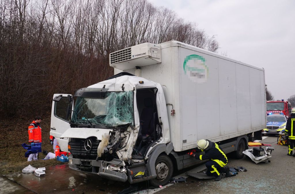 Rettungskräfte müssen den Lkw-Fahrer aus seinem Führerhaus schneiden.