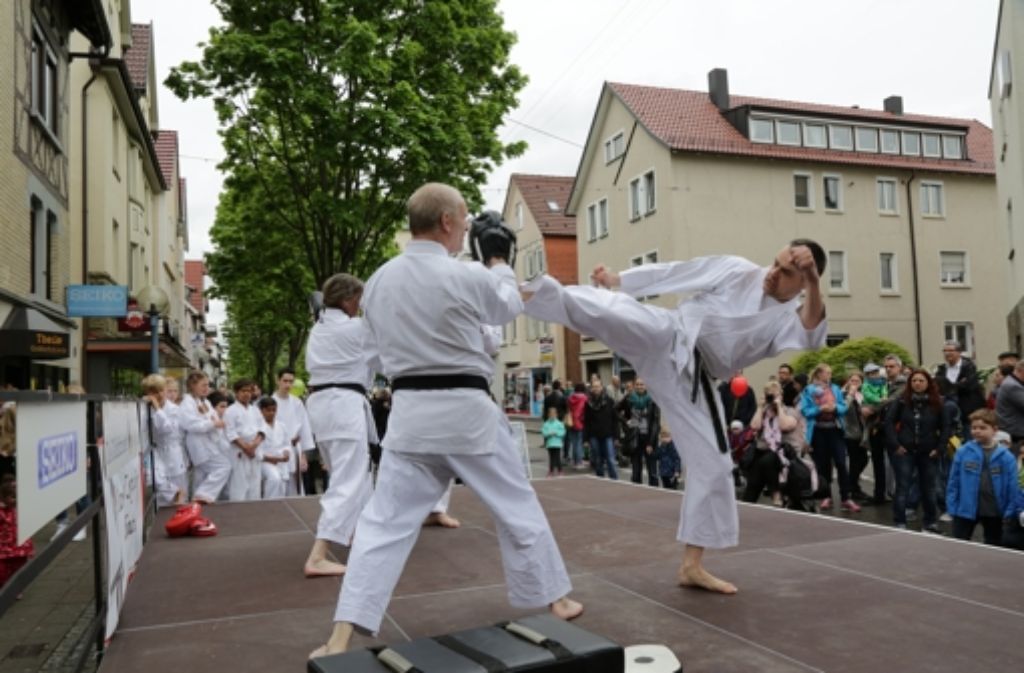 Karatevorführung auf der Bühne am Stuttgarter Platz.