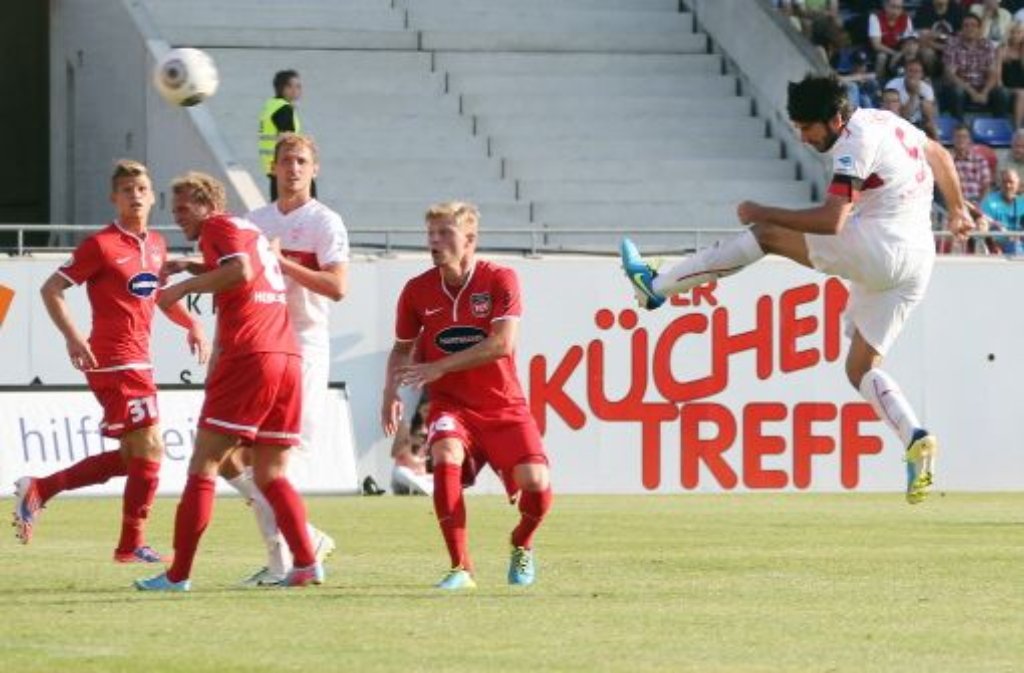 Im Testspiel beim Drittligisten 1. FC Heidenheim kommt der VfB Stuttgart zu einem knappen 1:0-Erfolg. Abwehrchef Serdar Tasci erzielt nach 25 Minuten das goldene Tor - hier die Bilder von der Partie.
