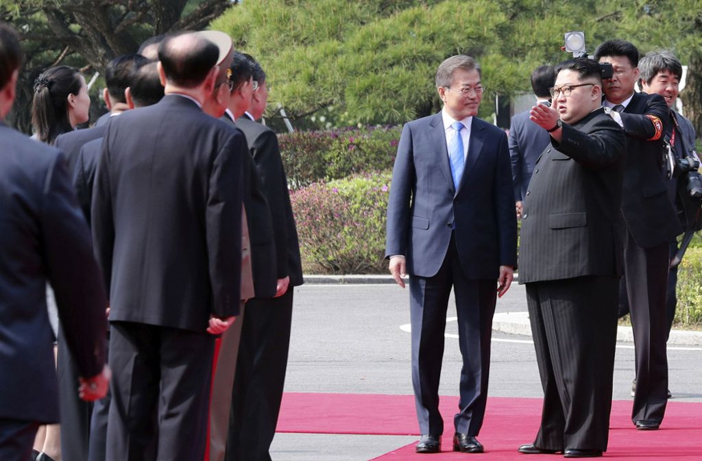 Kim Jong Un (vorne rechts) und Moon Jae In (vorne links) gehen während einer Willkomenszeremonie an einer Ehrengarde vorbei.