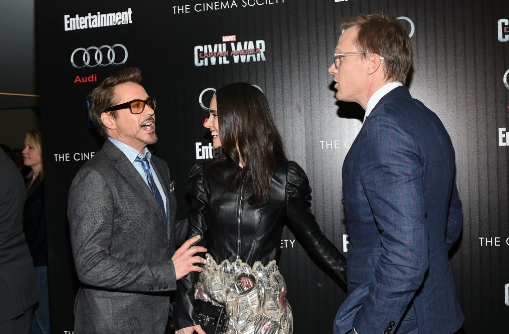 Bestens gelaunt: Die Schauspieler Robert Downey Jr. (links) und Jennifer Connelly mit Ehemann Paul Bettany haben sich in New York bei einer Sondervorführung ihren Film „Captain America: Civil War“ angeschaut.