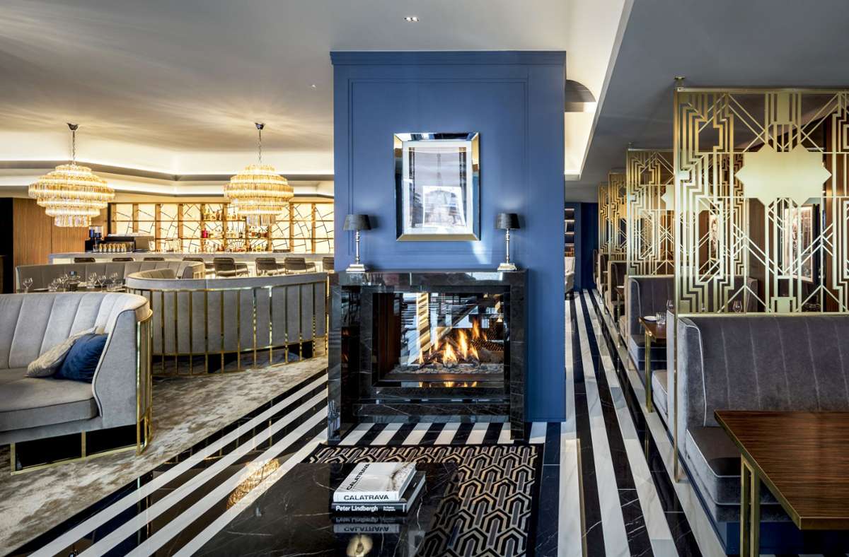 „Das Design der 20-er Jahre glänzte durch extrovertierte Eleganz im Einklang mit handwerklichem Können. Es liegt deshalb nahe, für ein gehobenes Restaurant in der Modestadt Düsseldorf Zitate des Art Deco für eine luxuriöse Abendstimmung einzusetzen“, sagt der Architekt Jürgen Geiselhart über seinen Entwurf.
