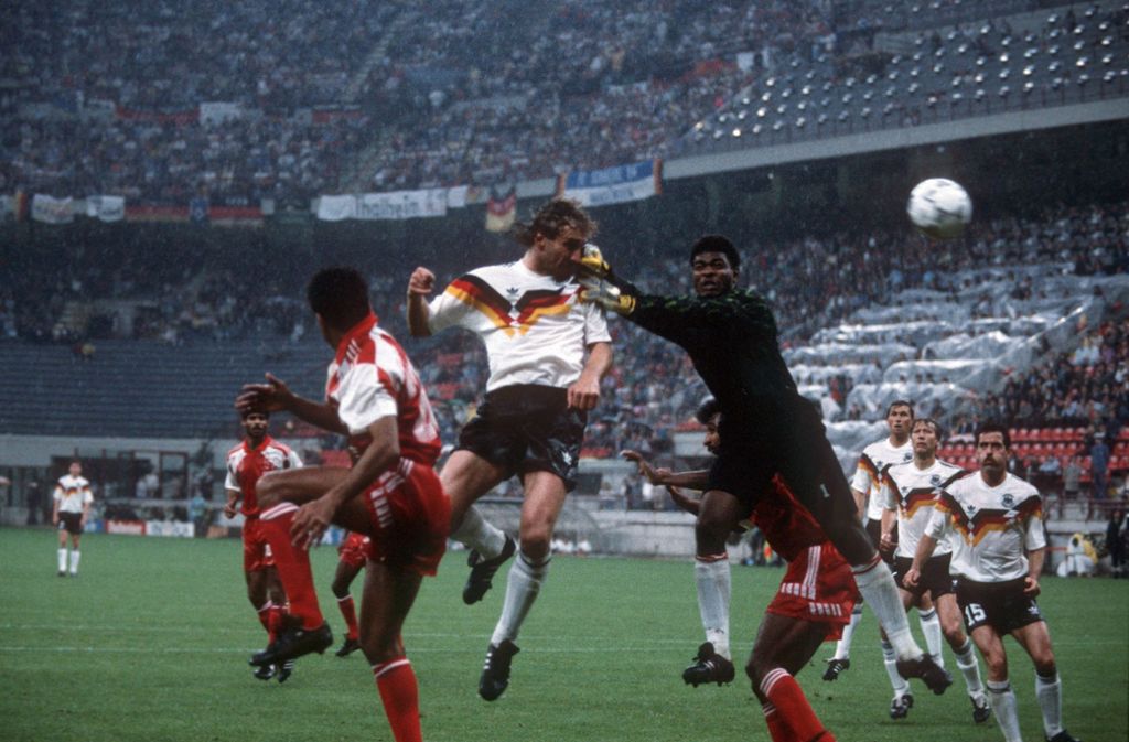 Wieder Mailand, wieder ein klarer Sieg: Im zweiten WM-Gruppenspiel 1990 im Giuseppe-Meazza-Stadion bezwingt die deutsche Elf die Vereinigten Arabischen Emirate bei einer Wasserschlacht mit 5:1, hier erzielt Rudi Völler ein Tor.