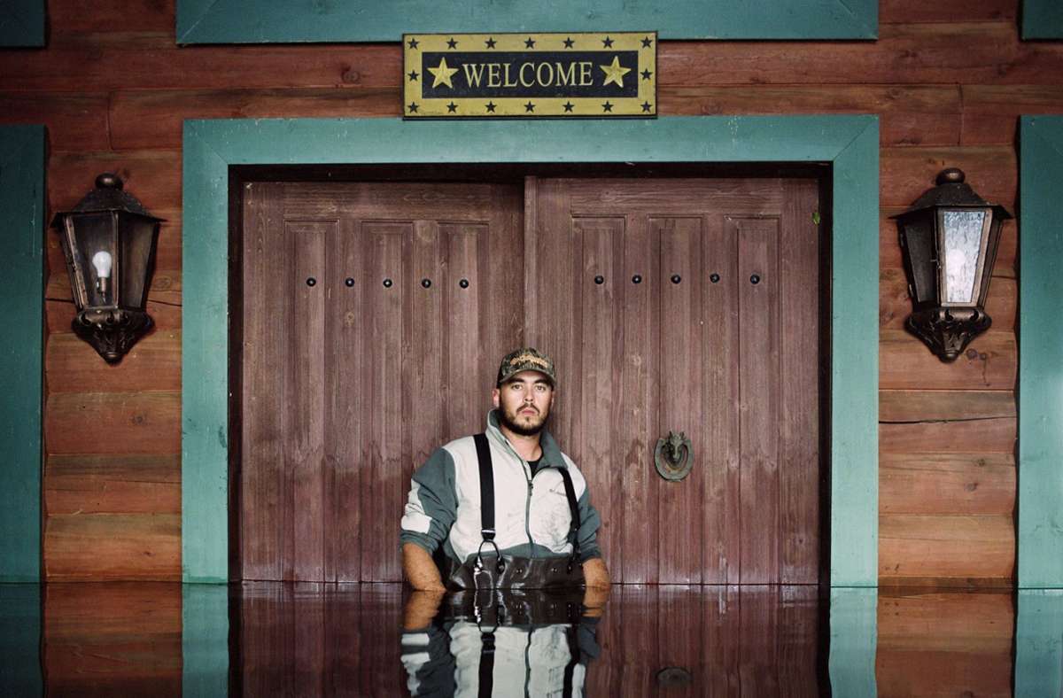 Wenn Türen keinen Schutz mehr bieten: Der Fotograf Gideon Mendel porträtiert Überschwemmungsopfer.
