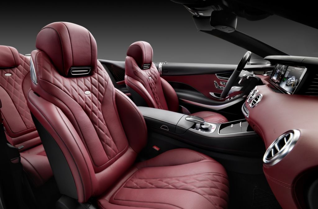 Sportlich kommt das S-Klasse Cabrio S 500 daher mit einer Innenausstattung in schwarz und Leder in bengalrot. Die Kopfstützen erzeugen einen „Luftschal“, der den Nacken der Insassen wärmt. Wer das Wärme-Komfort-Paket bucht, kann auch die Sitze, die Armlehnen, die Türen und das Lenkrad beheizen – natürlich vollautomatisch.