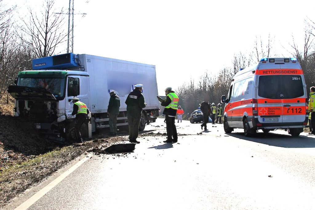 Bei einem Verkehrsunfall in Nellingen starb ein 69-jähriger Mann.