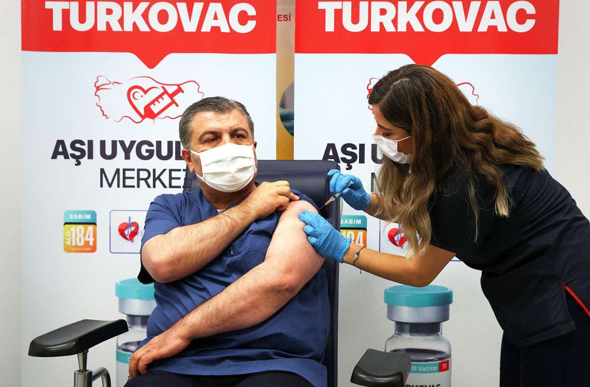Der Gesundheitsminister Fahrettin Koca bei der Impfung Foto: AFP/AYTUG CAN SENCAR