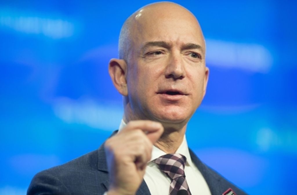 Amazon-Chef Jeff Bezos (52) zählt zu den diesjährigen Überfliegern. Sein vermögen nahm laut Forbes von 10,4 auf 45,2 Milliarden Dollar zu. Er konnte damit zehn Plätze gut machen und landet auf Platz fünf.