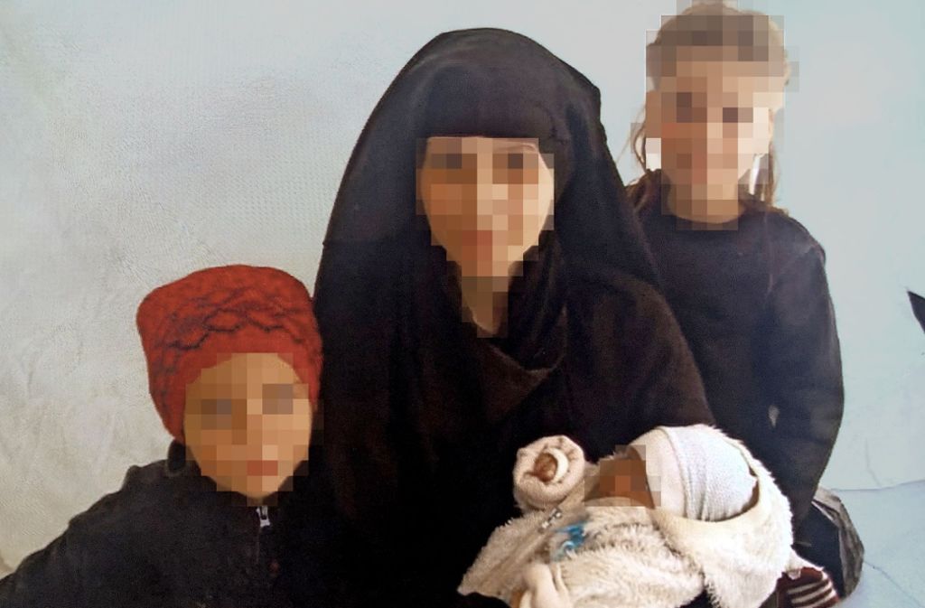 Nicola zwischen ihren Kindern: im Arm hält die 31-Jährige ihren jüngsten Sohn, an ihrer rechten Schulter lehnt Ibrahim, hinter der linken Schulter schaut Tochter Miriam hervor.
