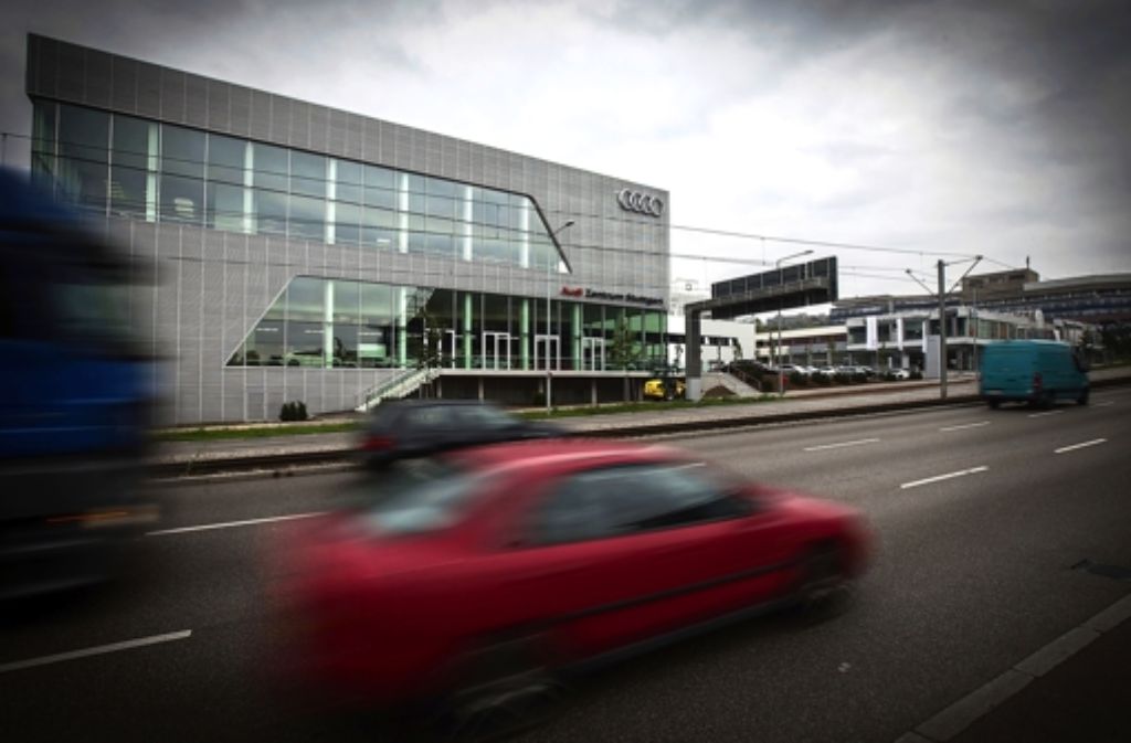 Der neue Audi-Hauptsitz an der Heilbronner Straße. Die großen Autobauer teilen sich derzeit die letzten freien Grundstücke an der Stuttgarter Automeile auf. In der Bilderstrecke stellen wir die Automeile vor.