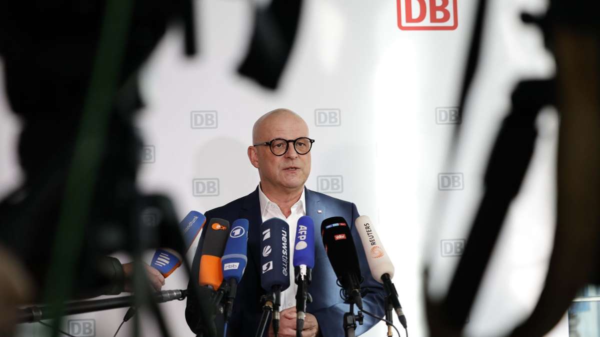 Gute Nachrichten für Bahnreisende: Martin Seiler, Personalvorstand der Deutschen Bahn, spricht bei einer Pressekonferenz über die Einigung im Tarifkonflikt mit der Lokführergewerkschaft GDL.